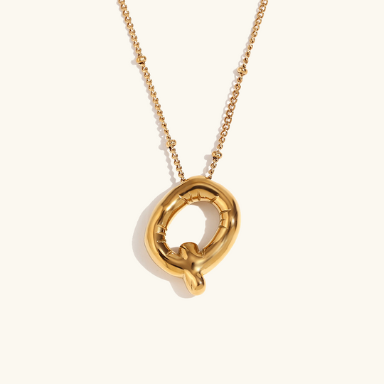 Collana con iniziale in oro a palloncino