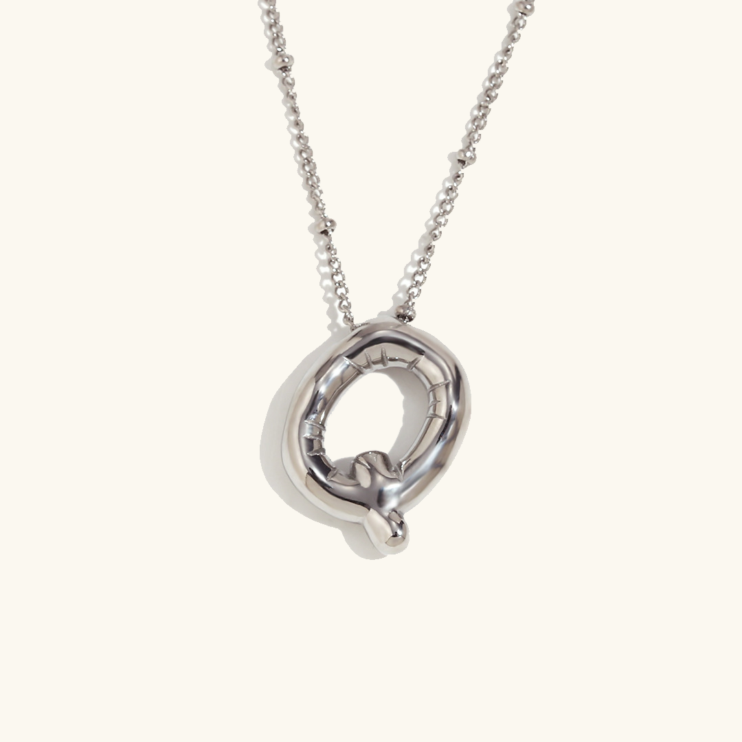 Collana con iniziale in oro a palloncino