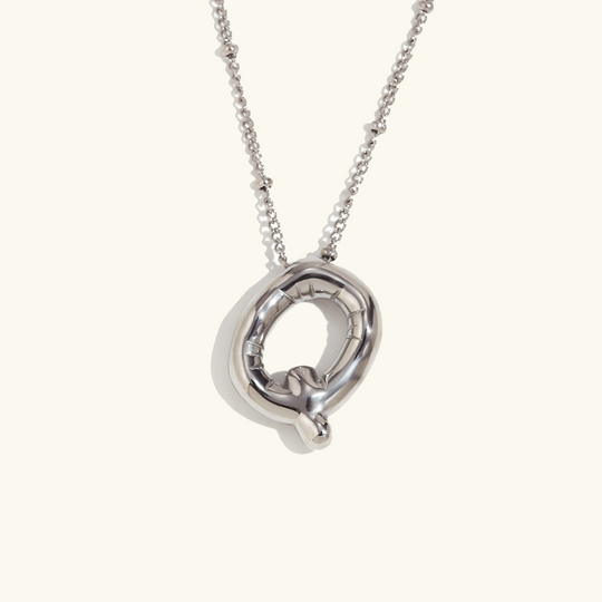 Collana con iniziale in oro a palloncino