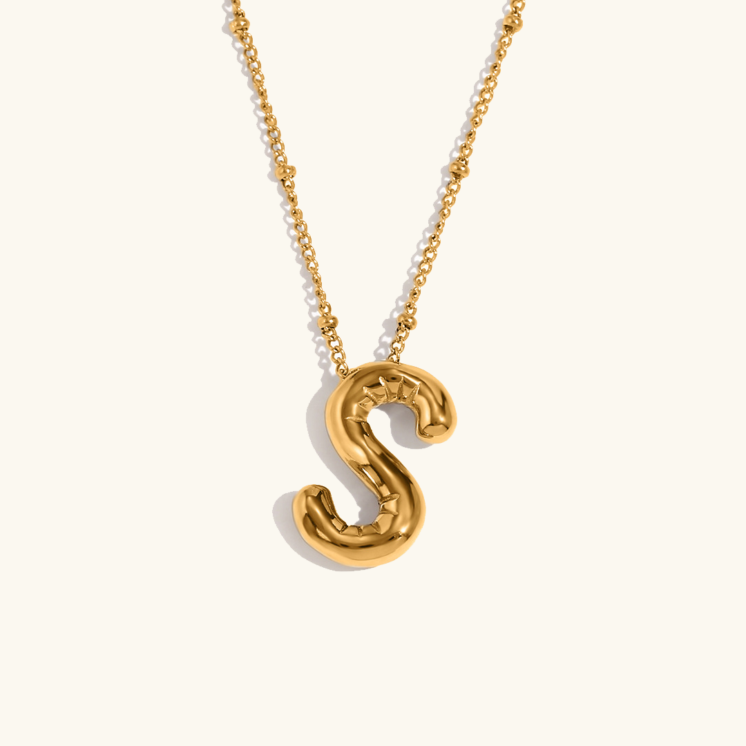 Collana con iniziale in oro a palloncino