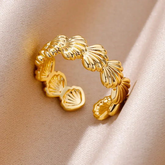 Anello con motivo a conchiglia