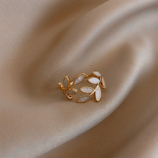Anello Regolabile Oro con Foglia e Opale Bianco