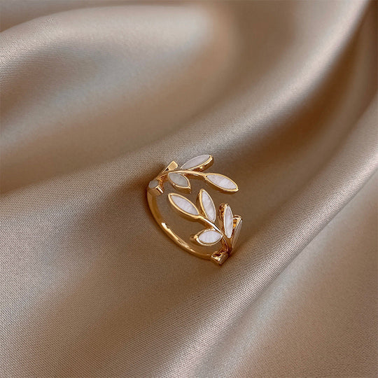 Anello Regolabile Oro con Foglia e Opale Bianco