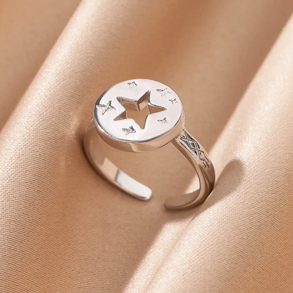 Anello con stella ritagliata