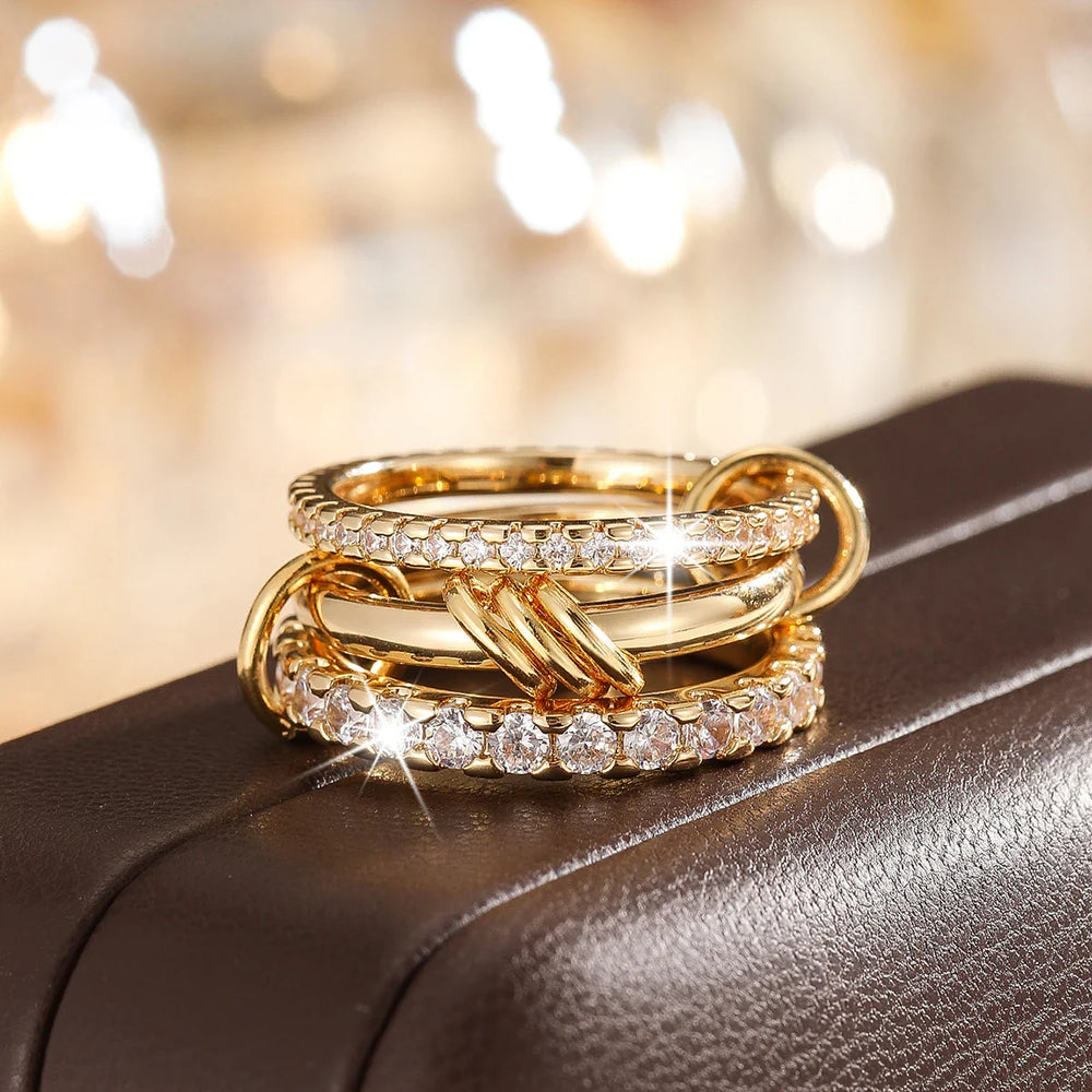 Anello multistrato con cristalli e dettagli in oro e argento