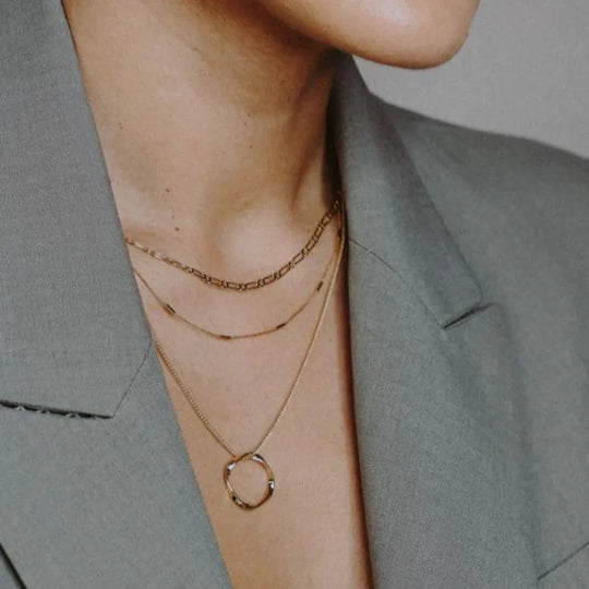 Collana a tre file con cerchio aperto