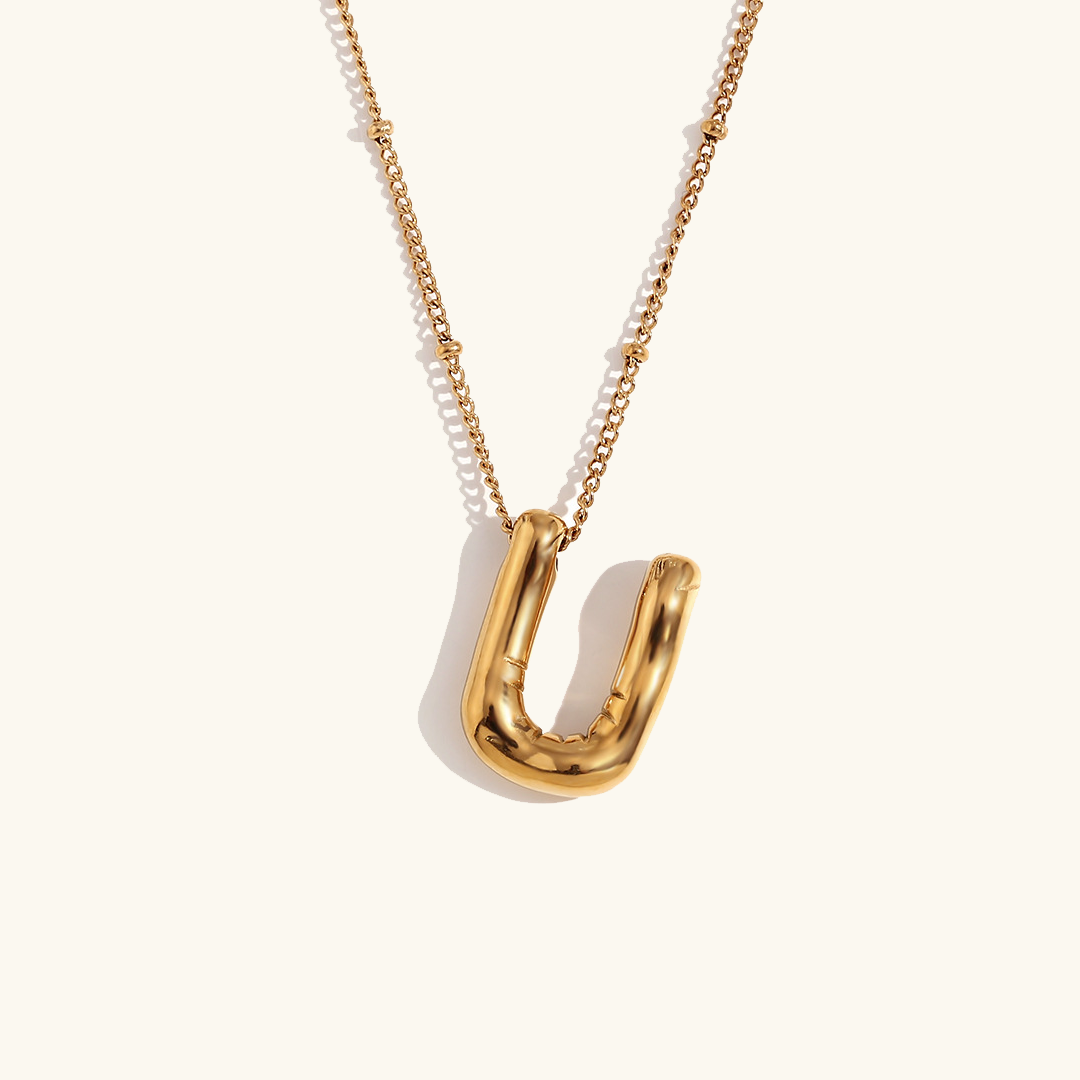 Collana con iniziale in oro a palloncino