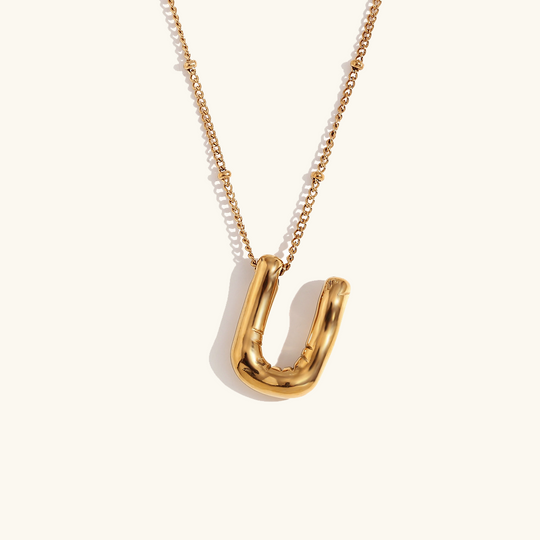 Collana con iniziale in oro a palloncino