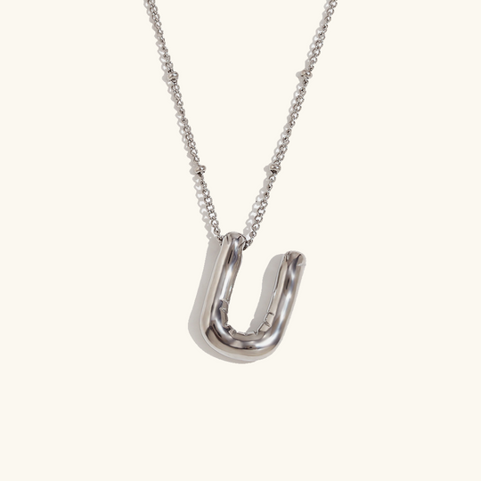 Collana con iniziale in oro a palloncino