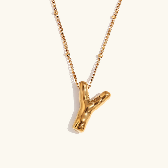 Collana con iniziale in oro a palloncino