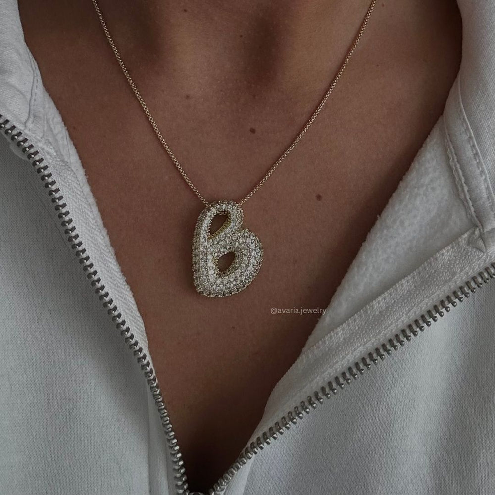 Collana con iniziale a bolla e diamanti
