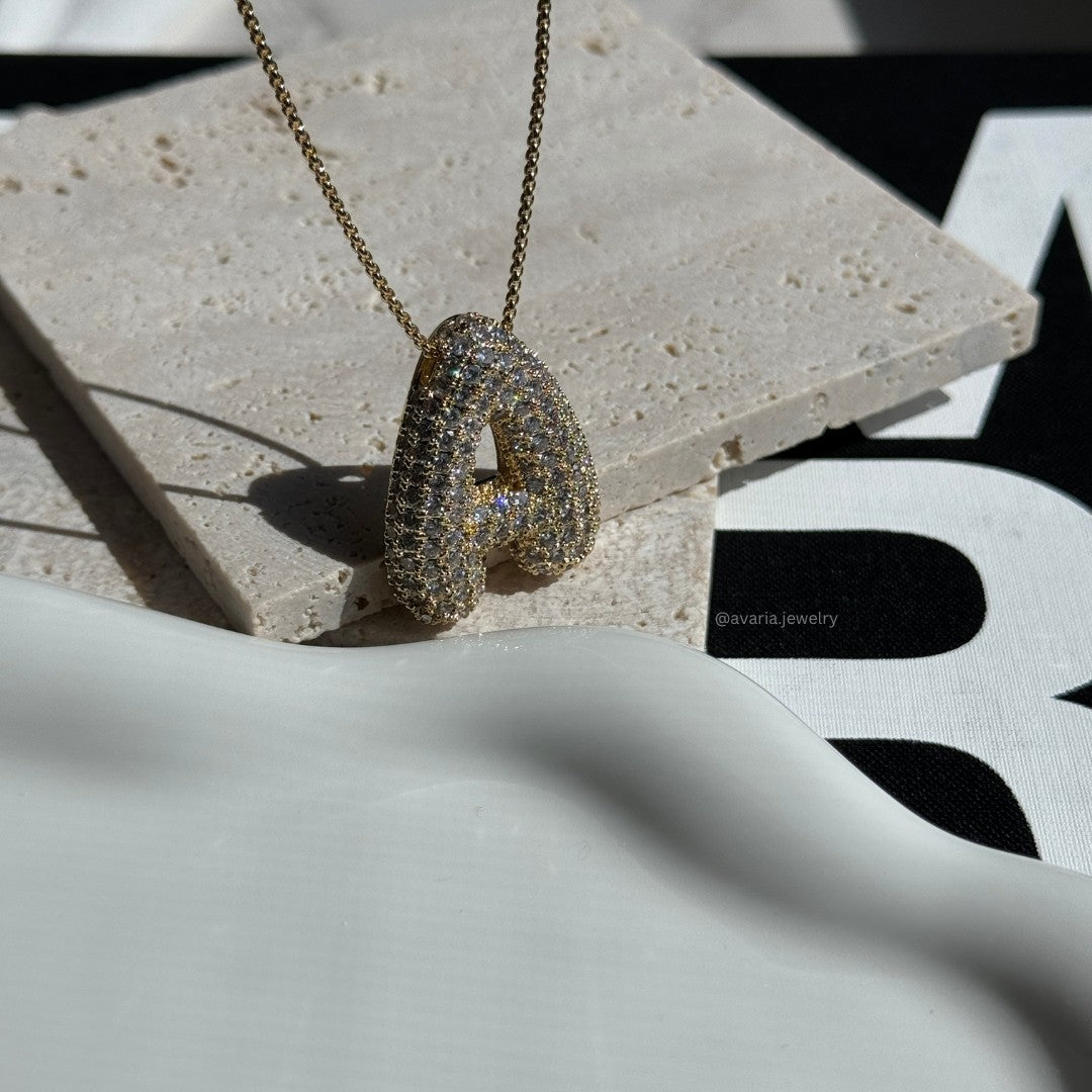 Collana con iniziale a bolla e diamanti