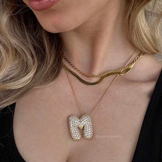 Collana con iniziale a bolla e diamanti