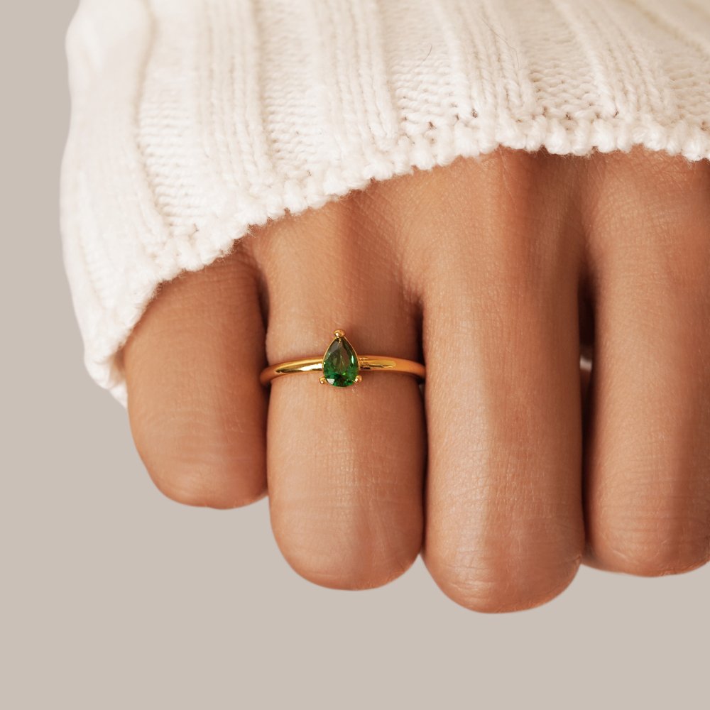Anello a goccia con pietra portafortuna