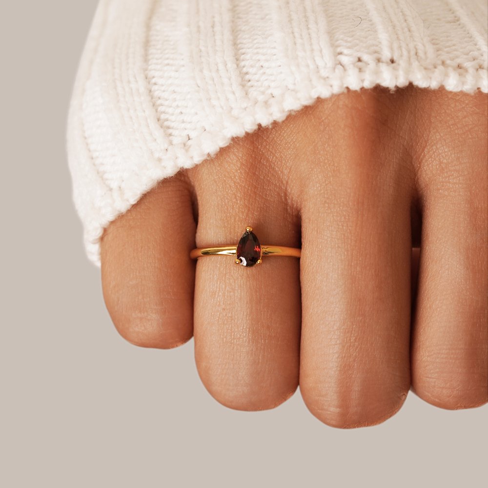 Anello a goccia con pietra portafortuna