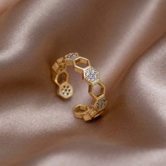 Anello a nido d'ape in oro e cristallo