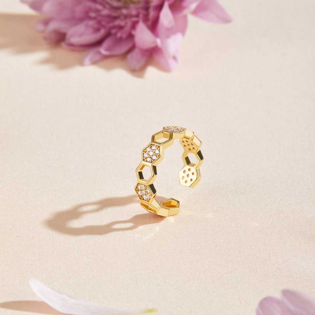 Anello a nido d'ape in oro e cristallo