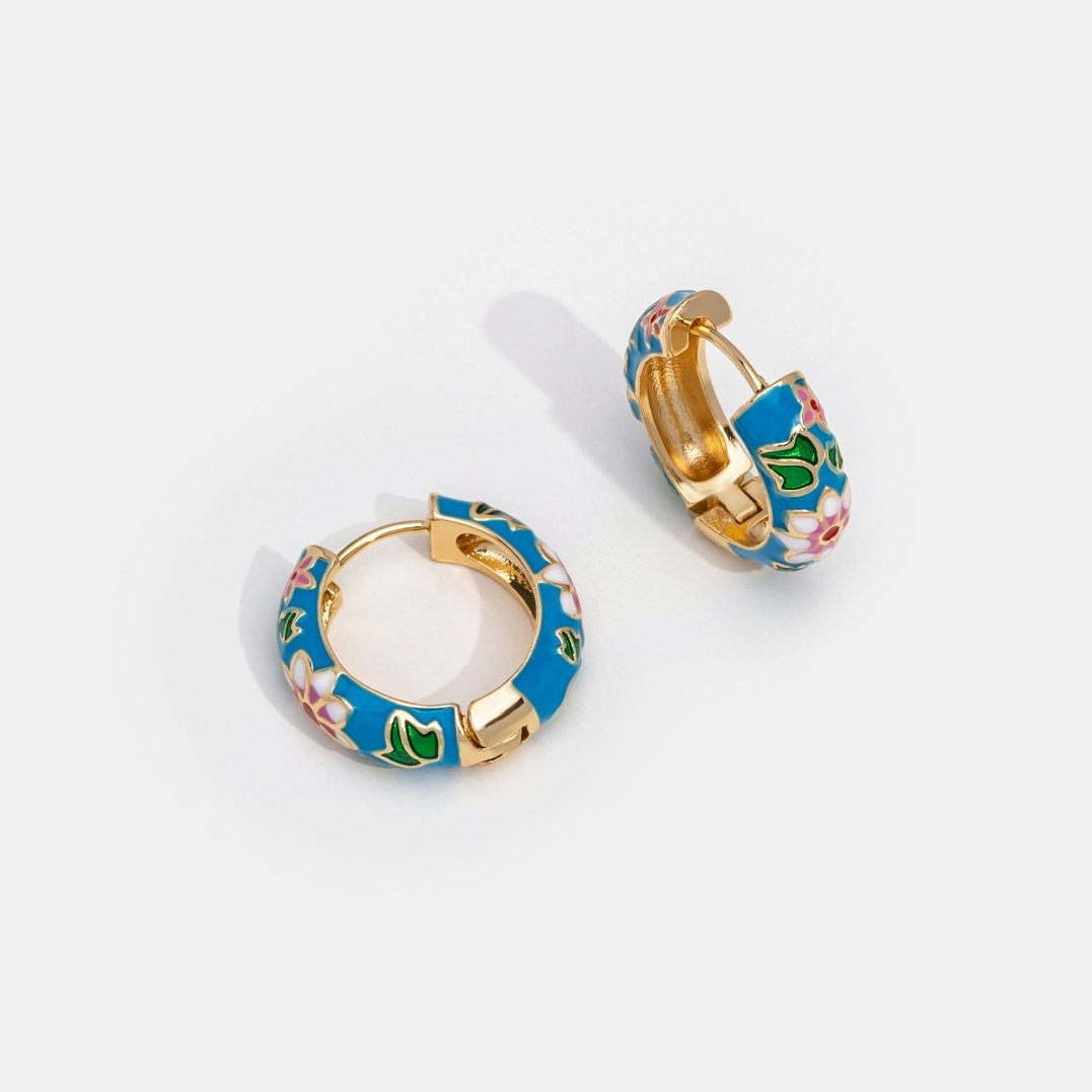 Orecchini a cerchio in oro con fiori