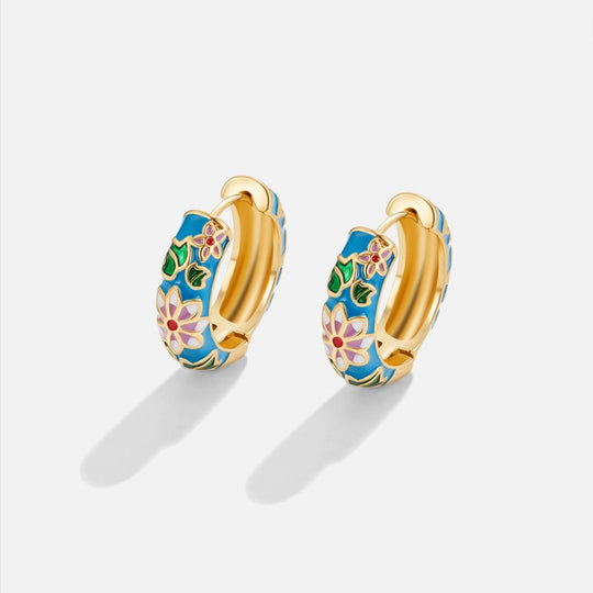 Orecchini a cerchio in oro con fiori