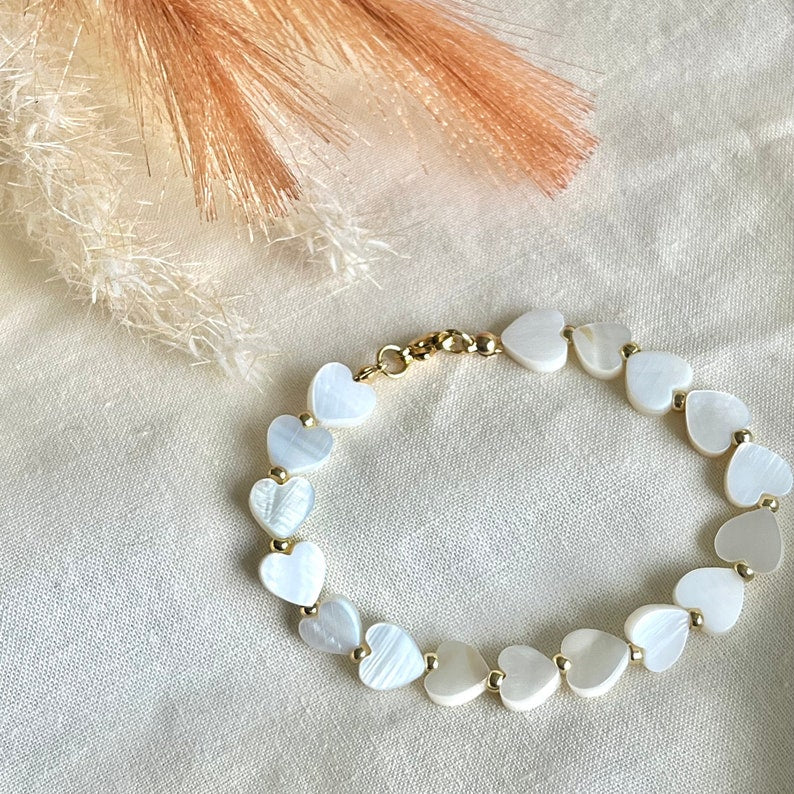 Bracciale in conchiglia naturale con cuore per donna