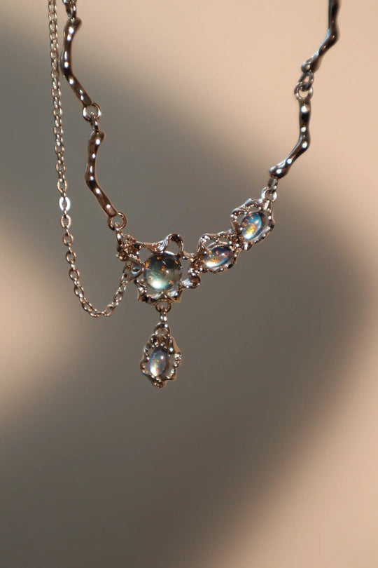 Collana pendente con pietra di luna blu intenso