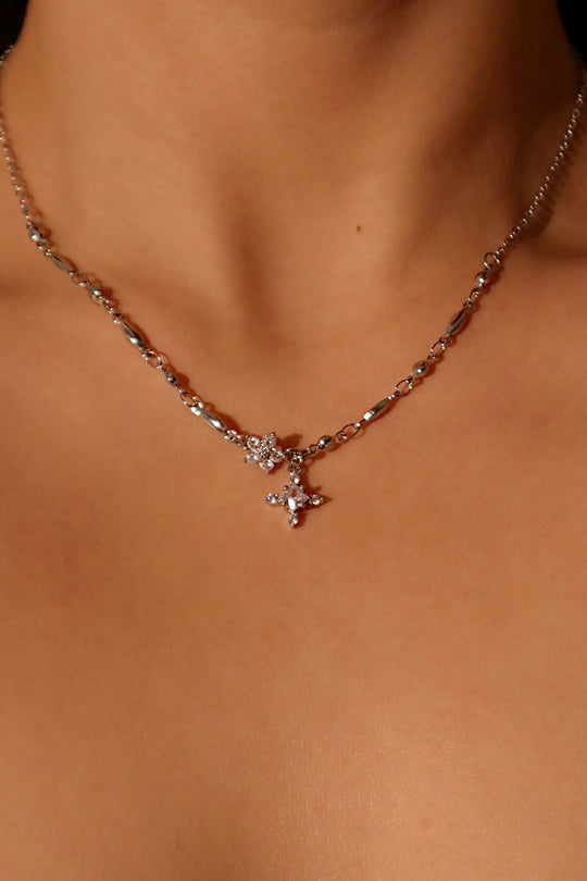 Collana con croce di diamanti