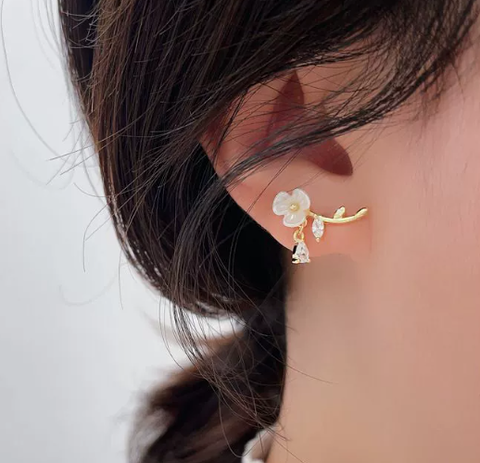 Orecchini a forma di fiore bianco di cristallo