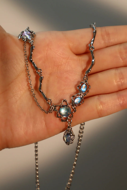Collana pendente con pietra di luna blu intenso