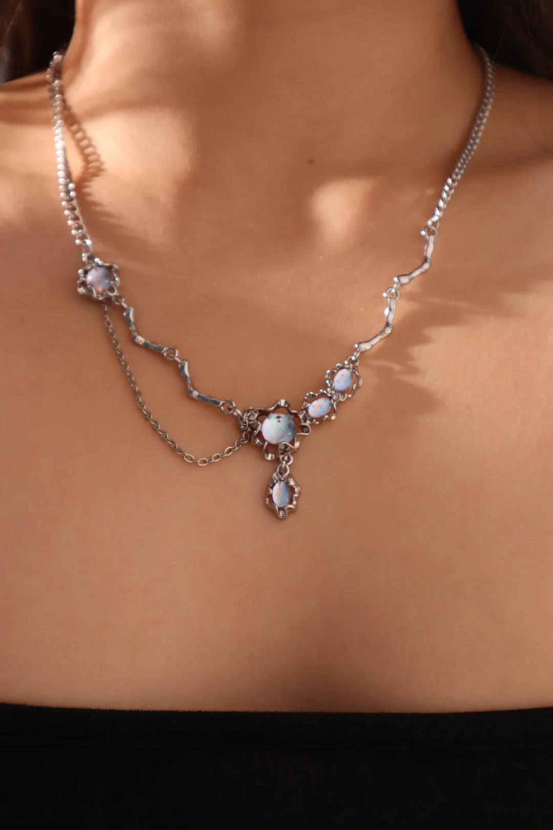 Collana pendente con pietra di luna blu intenso