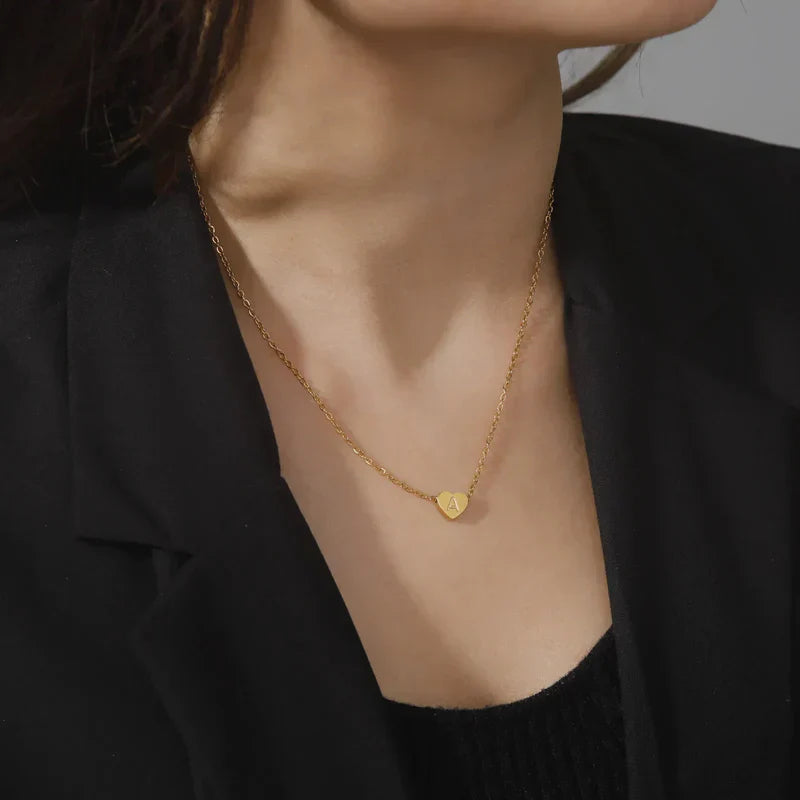 Collana in oro con iniziale a cuore