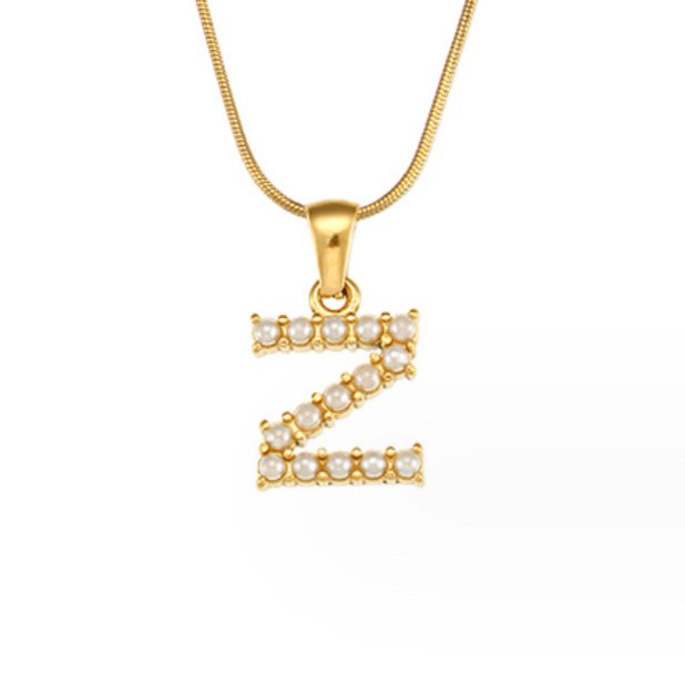 Collana con ciondolo a forma di lettera e perla