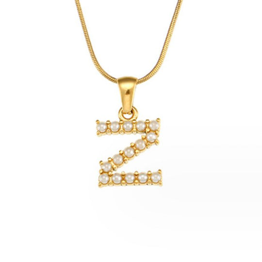 Collana con ciondolo a forma di lettera e perla