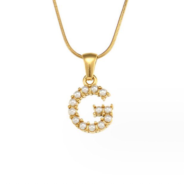 Collana con ciondolo a forma di lettera e perla