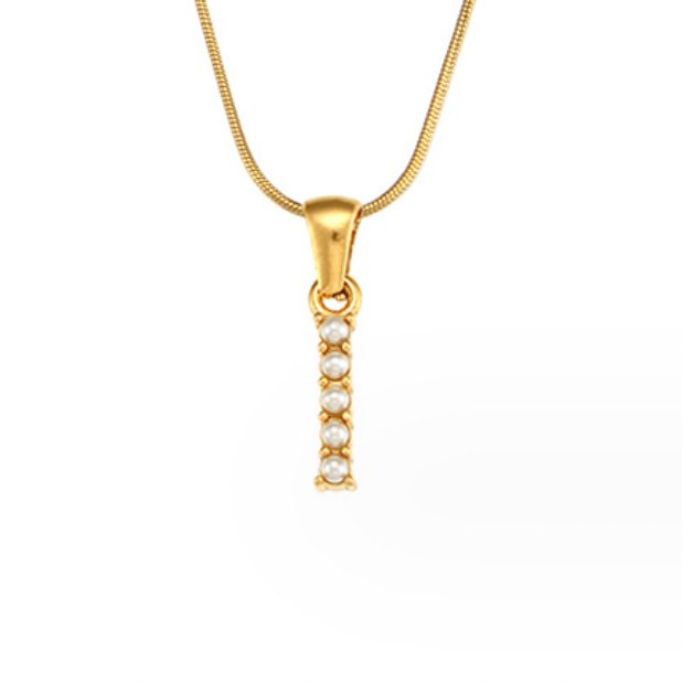 Collana con ciondolo a forma di lettera e perla