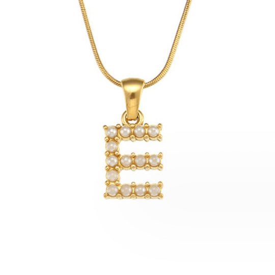 Collana con ciondolo a forma di lettera e perla