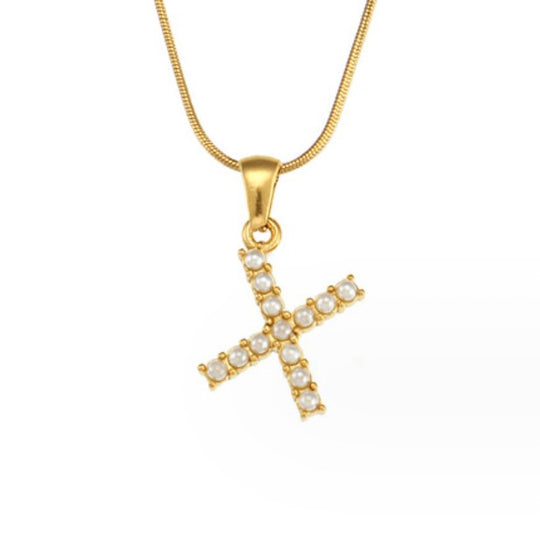 Collana con ciondolo a forma di lettera e perla