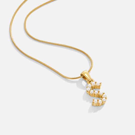 Collana con ciondolo a forma di lettera e perla