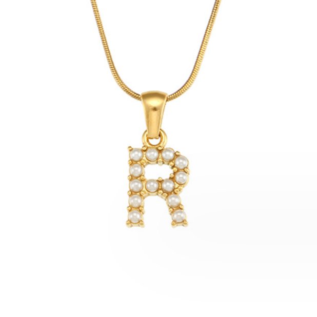 Collana con ciondolo a forma di lettera e perla