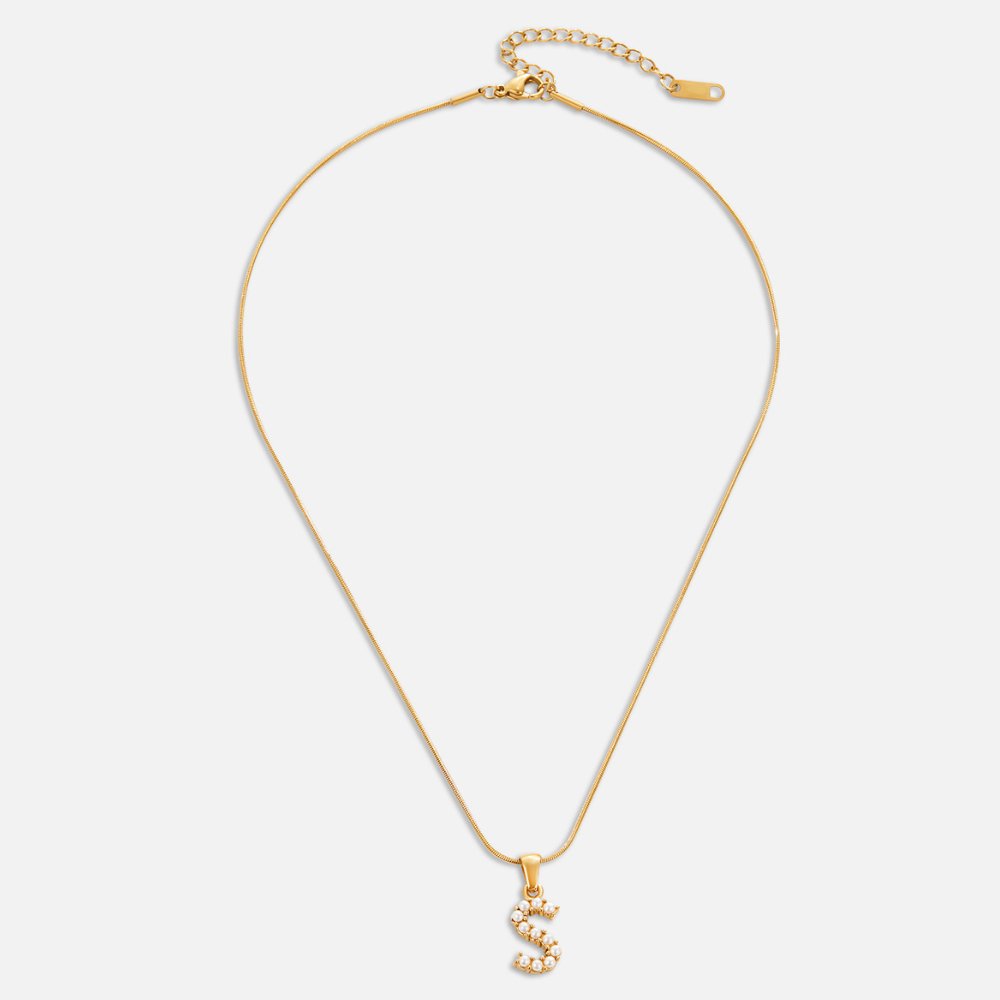 Collana con ciondolo a forma di lettera e perla