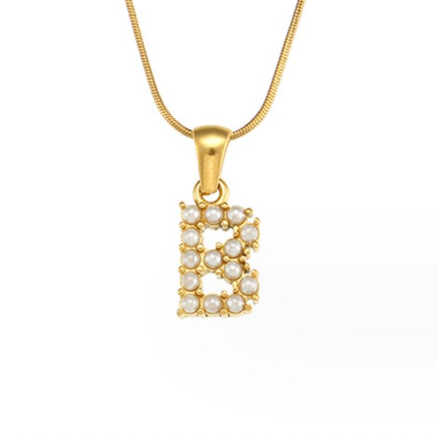 Collana con ciondolo a forma di lettera e perla
