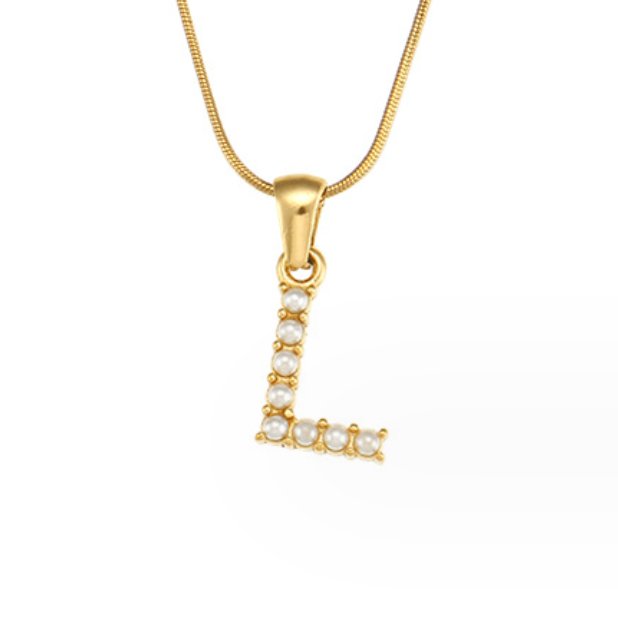 Collana con ciondolo a forma di lettera e perla