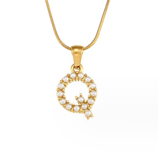 Collana con ciondolo a forma di lettera e perla