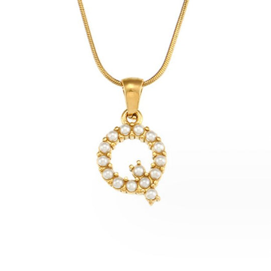 Collana con ciondolo a forma di lettera e perla