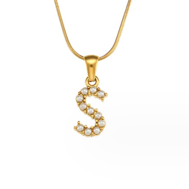 Collana con ciondolo a forma di lettera e perla