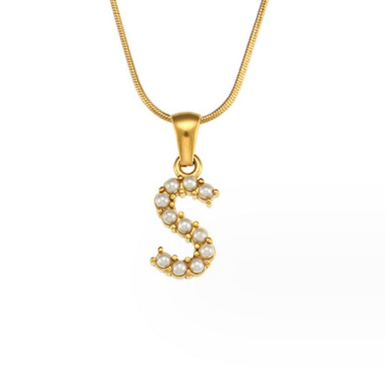 Collana con ciondolo a forma di lettera e perla