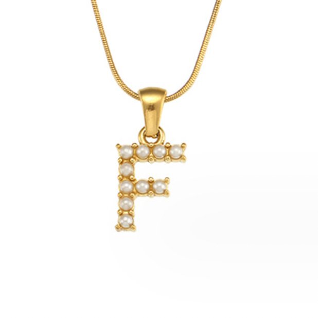 Collana con ciondolo a forma di lettera e perla