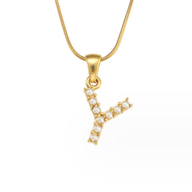 Collana con ciondolo a forma di lettera e perla
