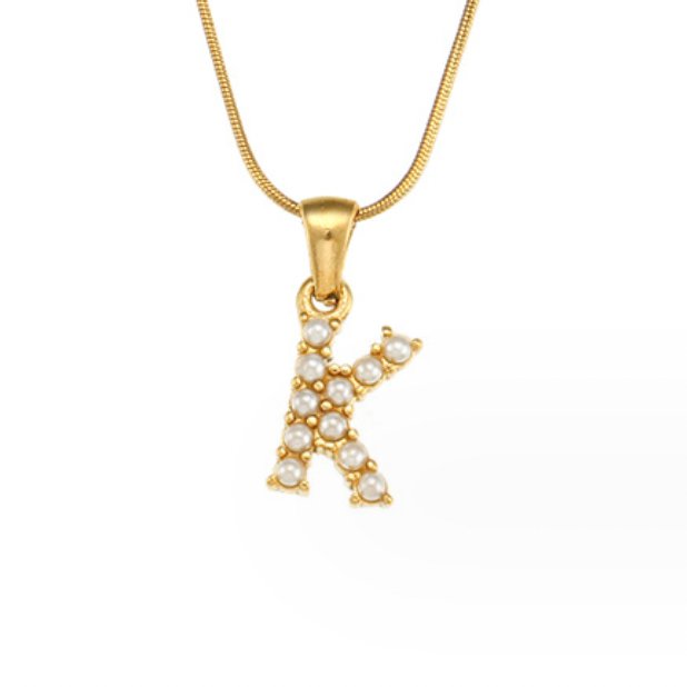 Collana con ciondolo a forma di lettera e perla