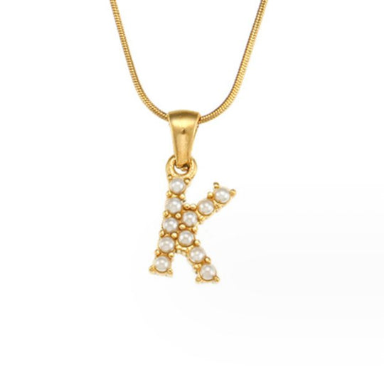 Collana con ciondolo a forma di lettera e perla