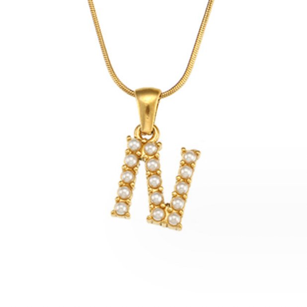 Collana con ciondolo a forma di lettera e perla